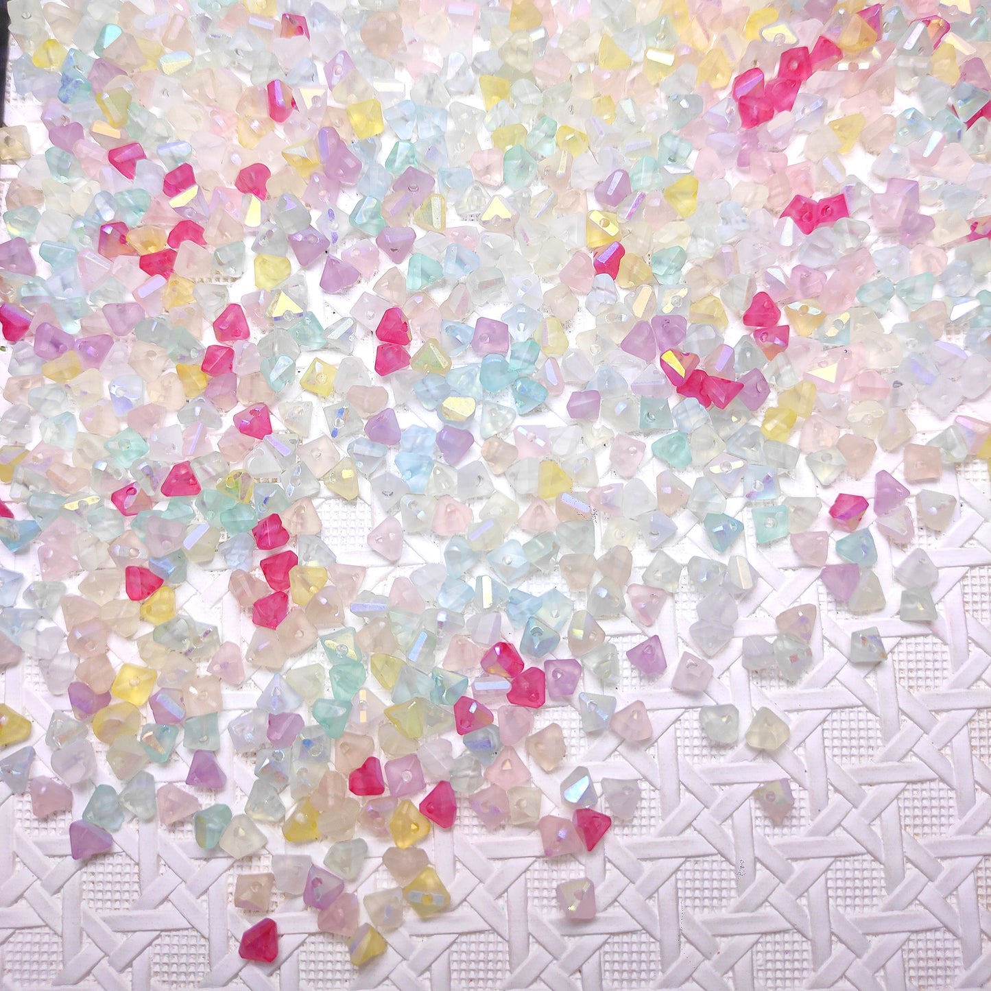 [190] Frosted Triangle Mix 6mm