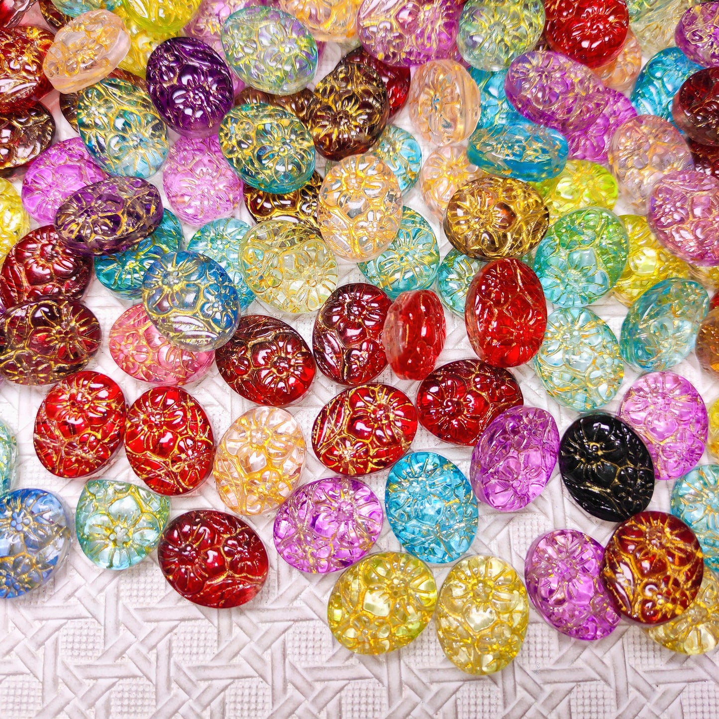 [305] 2-hole Floral Embossed Beads