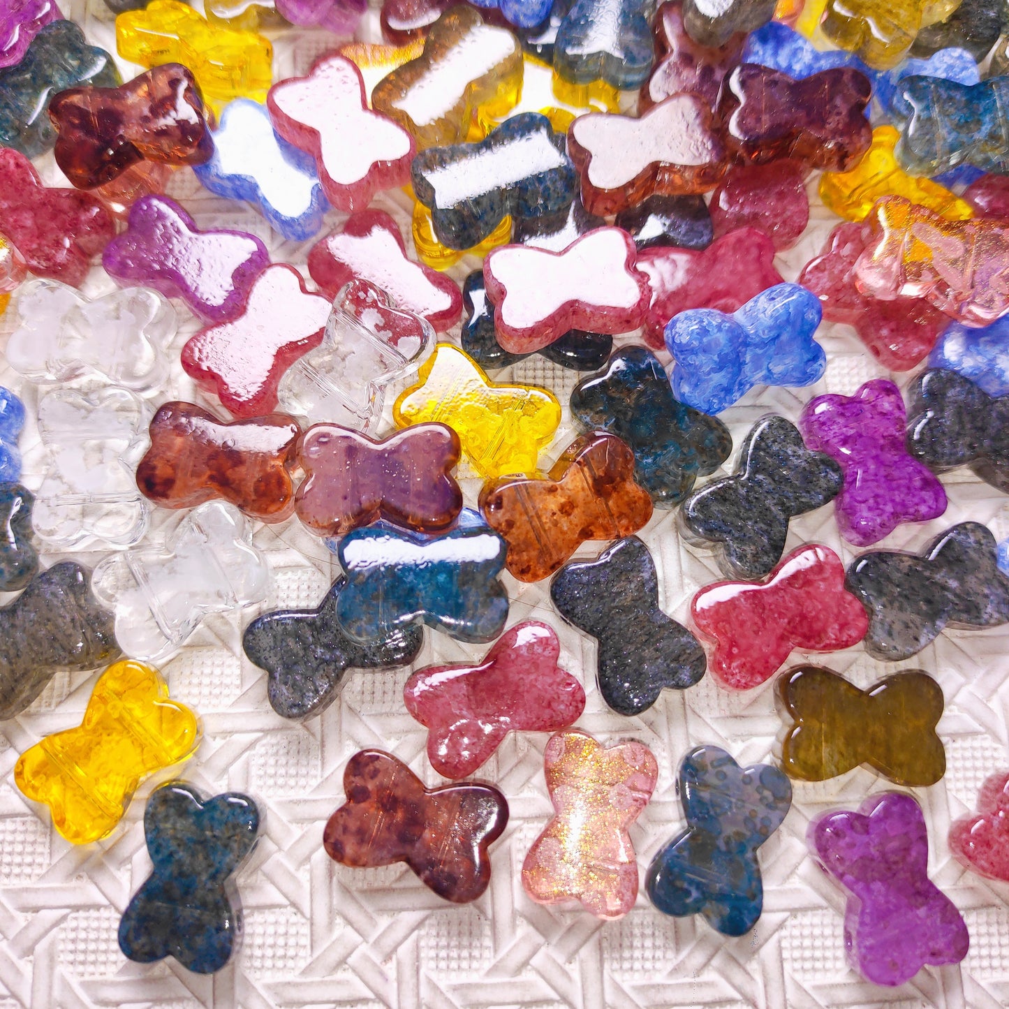 [307] 2 Holes Glass Marbled Bones 10