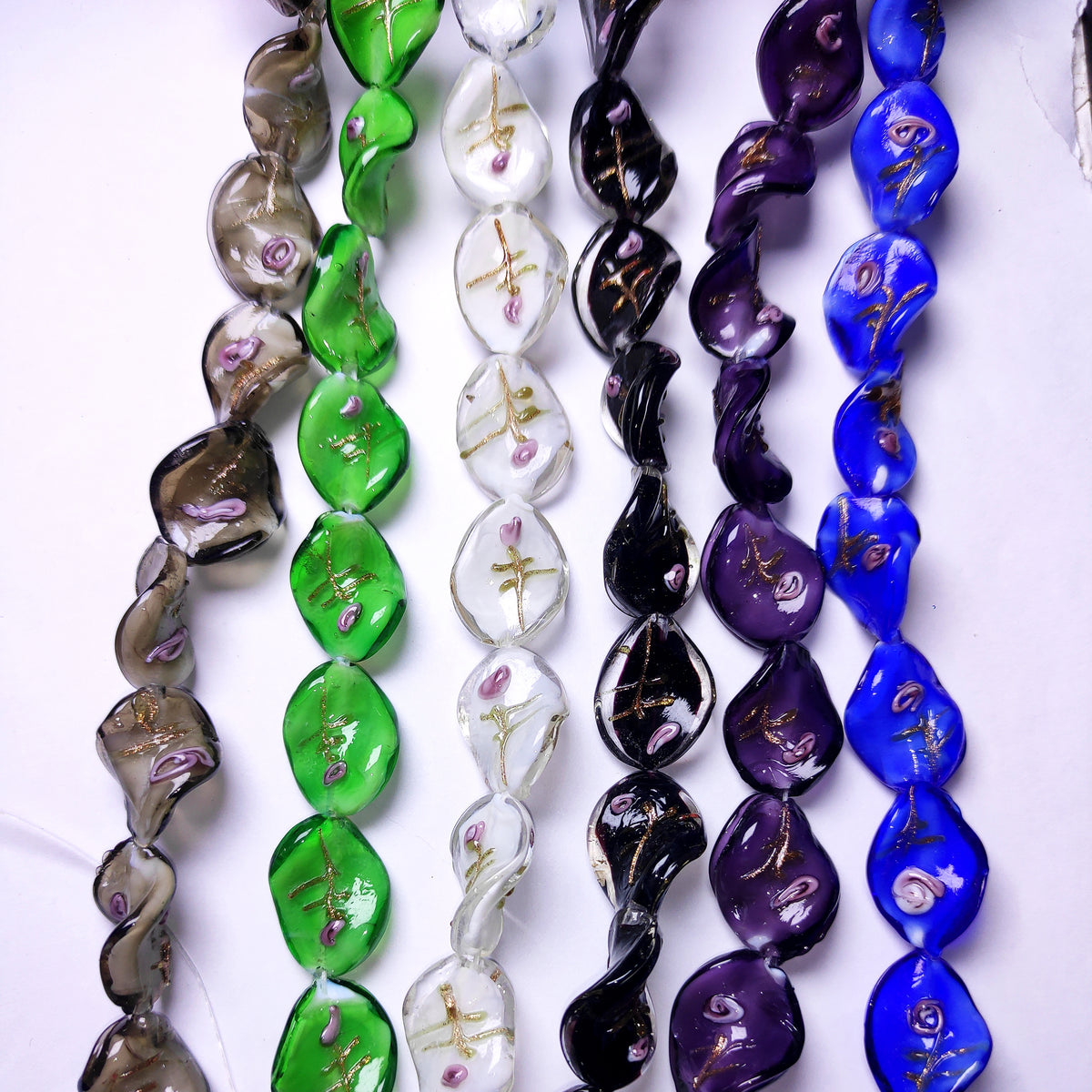[356] Lampwork Glass Twisted Leaf 15*20mm / String (15 pcs)